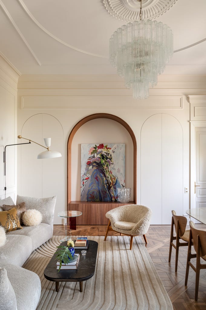 un apartamento de techos altos que combina historia, diseno, arte y funcionalidad
