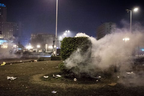 Degner bevond zich in 2011 op het Tahirplein toen protestanten met veel geweld door de veiligheidsdiensten werden verdreven Tijdens het rennen zag ik vanuit mijn ooghoeken de brandende struik schrijft hij Een paar dagen later werd er een YouTubevideo verspreid waarin een spookachtige ruiter te paard door de menigte leek te rijden en vervolgens leek op te stijgen