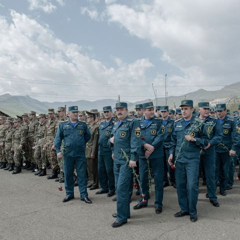 Tijdens een militaire parade in Stepanakert marcheren veteranen en jonge soldaten samen