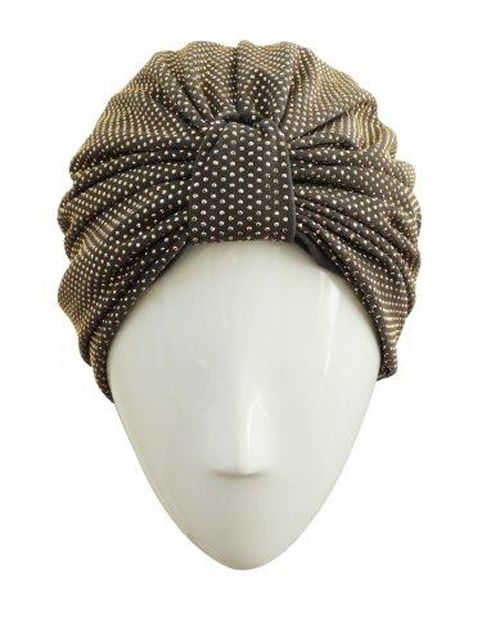 Metti da parte il cappello a tesa larga, è scoppiata la mania per gli accessori per capelli dalle forme vintage come fasce e turbanti.