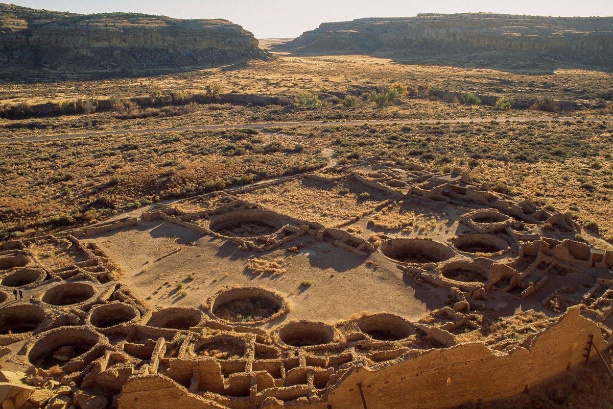 Het uitgestrekte en 650 ruimten tellende complex van Pueblo Bonito in New Mexico was tussen 800 en 1200 na Chr het centrum van de Chaco Canyoncultuur