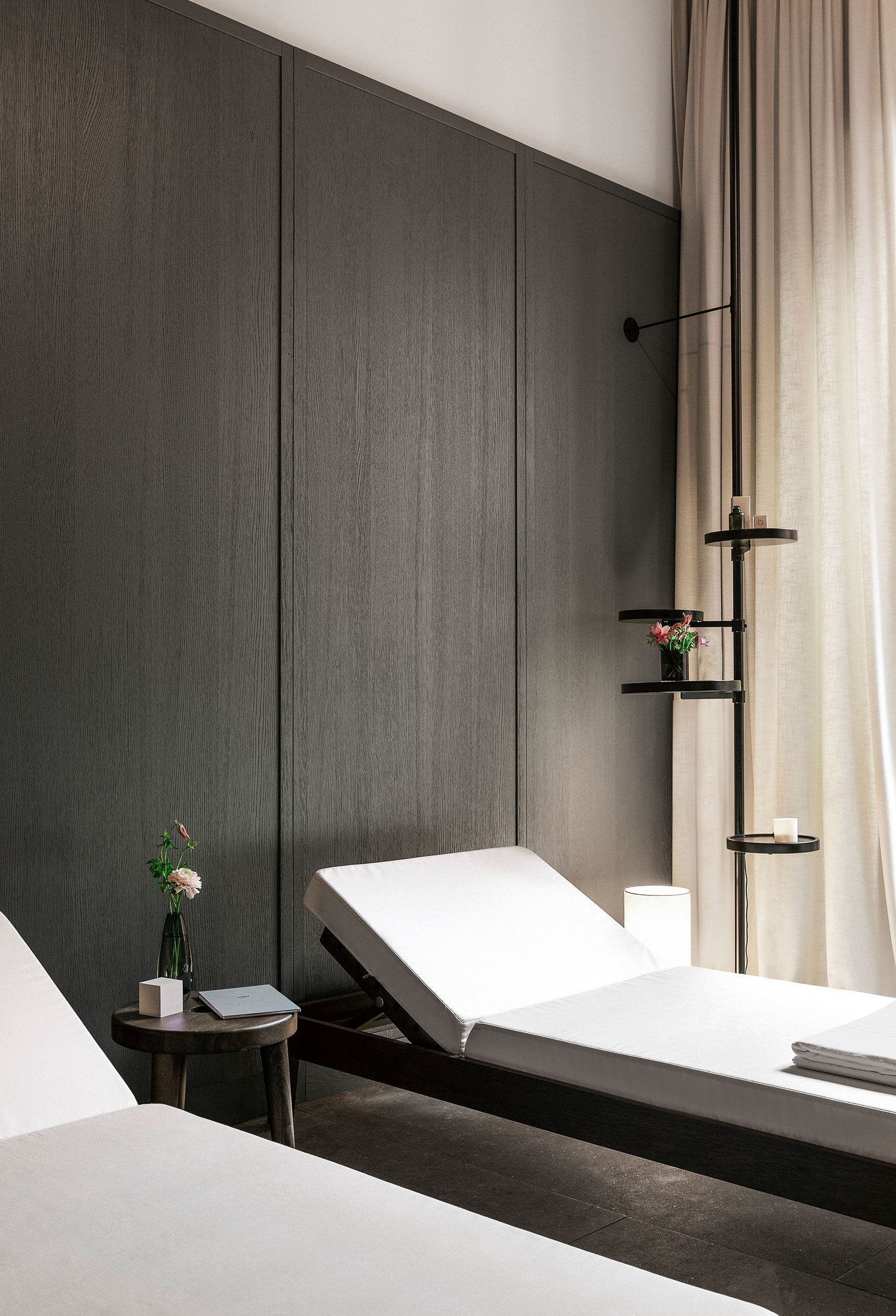 A List 2022 - ELLE DECOR two lounges with candles and soft lighting