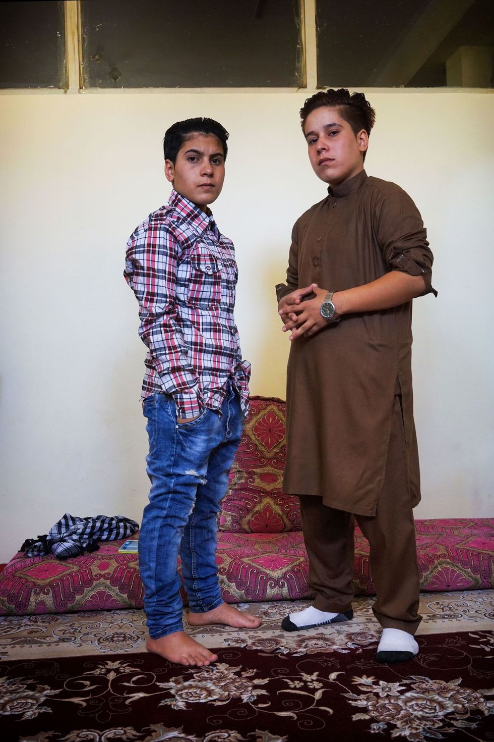 Ali en Setar maken zich klaar om uit te gaan met vrienden in Kabul