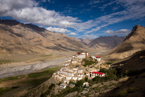 Kye Gompa IndiaSinds de stichting ruim duizend jaar geleden liep de Kye Gompa in India iedere eeuw gevaar door aanvallen van legers branden en een aardbeving in 1975 De tempel bevindt zich op een hoogte van 4166 meter boven zeeniveau in het Himalayagebergte De tempel is rijk aan muurschilderingen en een voorbeeld van een gelaagd kloosterfort in Pasadastijl Buitenlanders verblijven er vaak voor een spirituele retraite