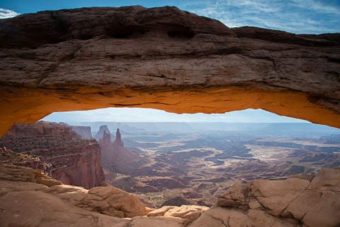 CANYONLANDS NATIONAL PARK VERENIGDE STATENOnder de Mesa Arch kronkelt de Colorado River door Canyonlands National Park in de Amerikaanse staat Utah Tijdens een gezinsreis met de camper door het Zuidwesten van Amerika gingen Tim Laman en zijn zoon vlak voor zonsopgang te voet naar de Mesa Arch Het beroemde uitzicht waarbij het licht van de opkomende zon weerkaatst tegen de onderliggende wand en er licht valt op de onderkant van de boog stelde niet teleur zegt Laman Het was geweldig om dat samen met hem te beleven