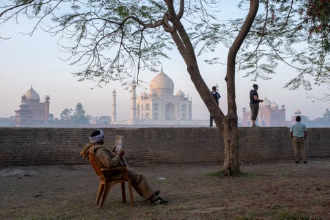AGRA INDIA  Rond vijf uur s ochtends zijn er slechts enkele rustige bezoekers afgekomen op de omheining van de Taj Mahal Indias beroemde zeventiendeeeuwse mausoleum van marmer dat grootmogol Shah Jahan liet bouwen als graftombe voor hem en zijn gemalin Mumtaz