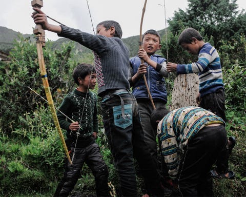 Boogschieten is de nationale sport van Bhutan en wordt door jong en oud beoefend Hier schieten kinderen tijdens hun vakantieweek in juli pijlen af met bogen die van bamboe zijn gemaakt
