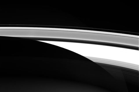 In deze onbewerkte foto van Cassini lijken de brede maar zeer ijle en dunne ringen van Saturnus bijna solide genoeg om op te schaatsen