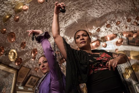 Twee vrouwen dansen de flamenco in de grotten van Sacromonte De traditionele Spaanse dans ontstond ruim vijfhonderd jaar geleden in deze regio en wordt nog elke avond door de bewoners van deze grotten opgevoerd