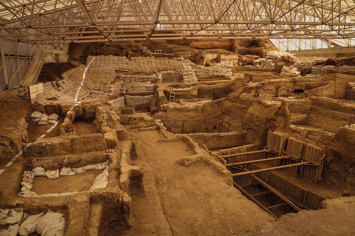 De opgraving van atalhyk in Turkije ongeveer veertig kilometer ten zuidoosten van Konya De historische stad werd al in 1952 ontdekt maar pas in 1961 begon de Britse archeoloog James Mellaart met de opgravingen