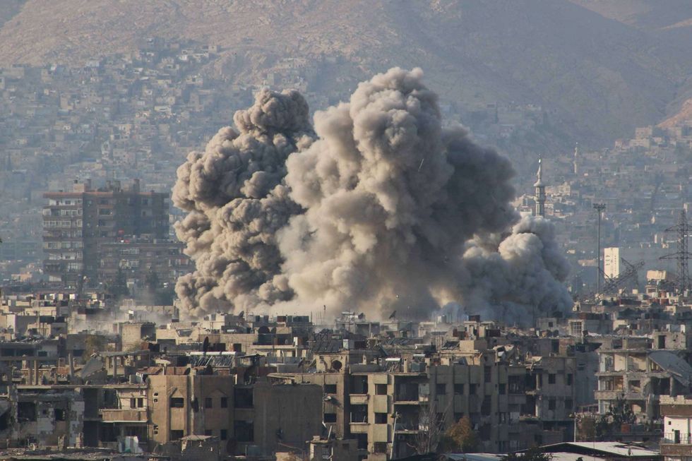 Een dichte rookwolk stijgt op na een Russische luchtaanval op OostGhouta dat in handen was van de Syrische oppositie