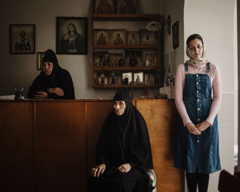 Vrouwen wonen de mis bij in een klooster in het dorp Lunga