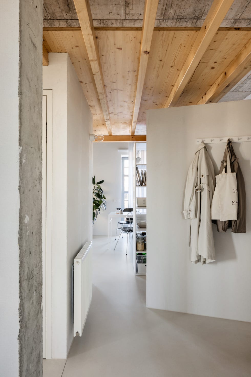 este apartamento gana mas de 17 metros habitables gracias a la altura de los techos y soluciones ingeniosas