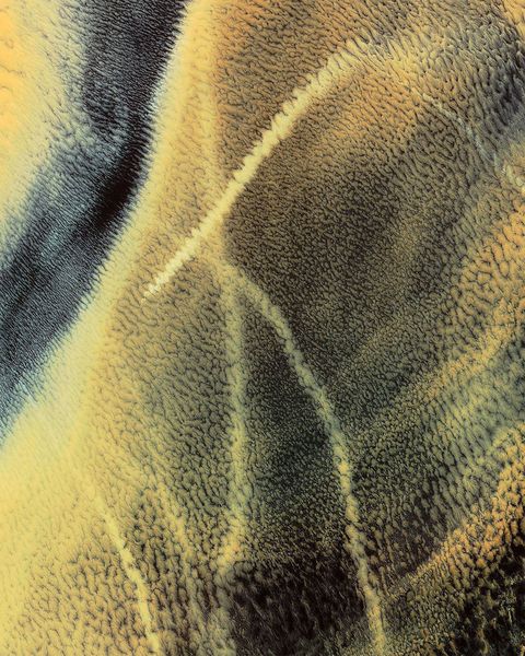 Condensstrepen die door uitlaatgassen van schepen worden gevormd en scheepssporen worden genoemd lijken op een reusachtige letter K op deze opname in valse kleuren van de Stille Oceaan bij het Russische schiereiland Kamtsjatka die op 29 april 2013 door de satelliet Terra werd gemaakt
