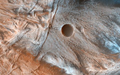 De grillige rotsformaties in dit landschap op gematigde Martiaanse breedten wijzen erop dat de afzettingen hier veel ijs bevatten of dat dit in het verleden het geval is geweest