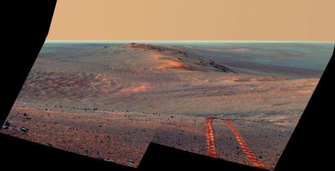 De panoramische camera van de NASArover Opportunity maakte in de zomer van 2014 deze opname van de westelijke rand van de krater Endeavour