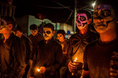 In 2011 nam het drugskartel de Zetas wraak op leden die ze ervan verdachten informanten van de politie te zijn het kartel hield huis in het plaatsje Allende en naburige dorpen waarbij tientallen en mogelijk honderden inwoners werden gedood Voor deze zwaar getroffen gemeenschap heeft de Dag van de Doden de feestdag waarop Mexicanen hun voorouders gedenken een bijzonder pijnlijke lading
