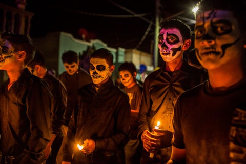 https://www.nationalgeographic.com/content/dam/photography/rights-exempt/most-moving-photos-2017/07-moving-2017-01-making-massacre.jpg In 2011 nam het drugskartel de Zetas wraak op leden die ze ervan verdachten informanten van de politie te zijn het kartel hield huis in het plaatsje Allende en naburige dorpen waarbij tientallen en mogelijk honderden inwoners werden gedood Voor deze zwaar getroffen gemeenschap heeft de Dag van de Doden de feestdag waarop Mexicanen hun voorouders gedenken een bijzonder pijnlijke lading