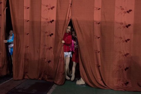 Kunstschaatsters wachten totdat ze zullen optreden op het internationale kunstschaatsfestival van de Paektusanprijs in Pyongyang In de afgelopen jaren trok het evenement deelnemers uit China Rusland en zelfs Canada