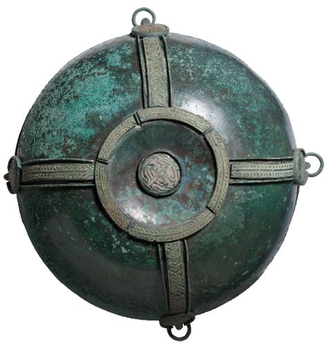 Deze schaal vervaardigd van een koperlegering hing nog aan de wand van de grafkamer toen de tombe werd ontdekt 1400 jaar nadat een gestorven edelman erin was begraven