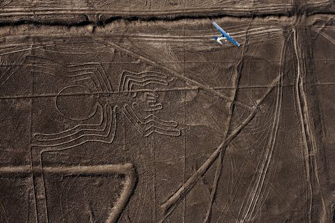 Een geoglief van een spin in de pampa van Nazca in Peru Hoewel hun precieze doel een mysterie blijft wordt er een link gelegd tussen de eeuwenoude Nazcalijnen en astronomische waarnemingen en rituelen