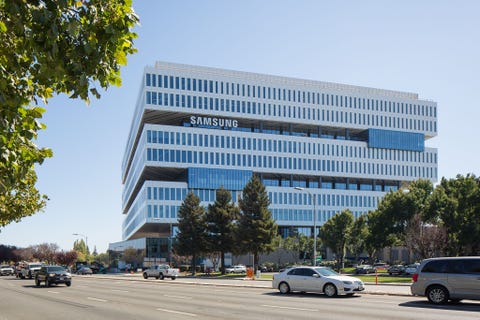 In het NoordAmerikaanse hoofdkwartier van elektronicareus Samsung in San Jose zijn werknemers nooit meer dan n etage verwijderd van tuinen die  samen met miniparken en zelfs een golfgreen om het putten te oefenen  tussen de kantooretages zijn aangelegd