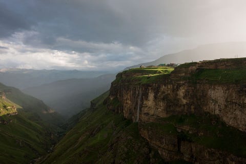 Koorddansen zo luidt de volkswijsheid is niet ontstaan als een vorm van entertainment maar als een manier om de kloven en ravijnen van Dagestan over te steken wat land van de bergen betekent