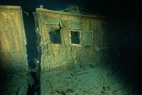 Op het officiersdek aan stuurboordzijde van de Titanic staan de vensters open