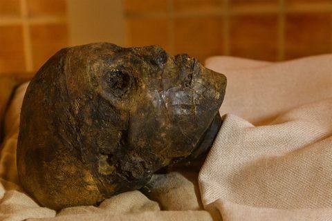 De mummie van farao Toetanchamon wordt bij de ingang van zijn graftombe tentoongesteld