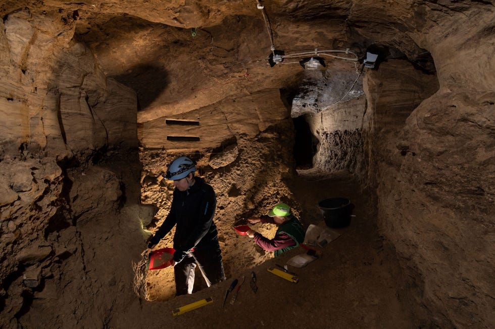 Bij de opgravingen in de Einhornhhle richten de onderzoekers zich op de oorspronkelijke ingang van de grot die zon tienduizend jaar geleden is ingestort Terwijl sommige archeologen in de grot zelf aan het werk zijn werken andere op de foto zich al opgravend van buitenaf langzaam de ingang van de grot in