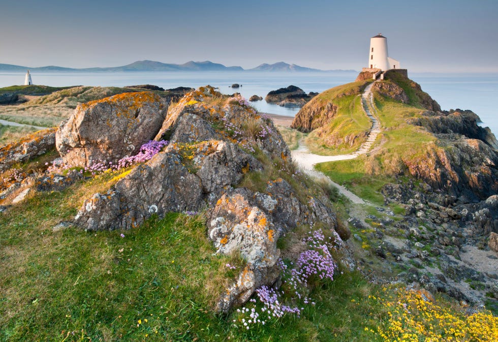 De Twr Mawrvuurtoren in Anglesey is een mooie stopplaats langs de new North Wales Way van het Verenigd Koninkrijk