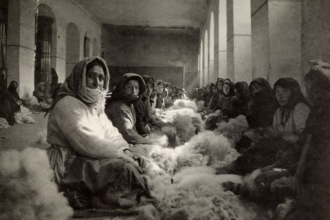 In de Georgische stad Tbilisi verwerken Armeense vrouwen wolvezels tot stoffen 1915