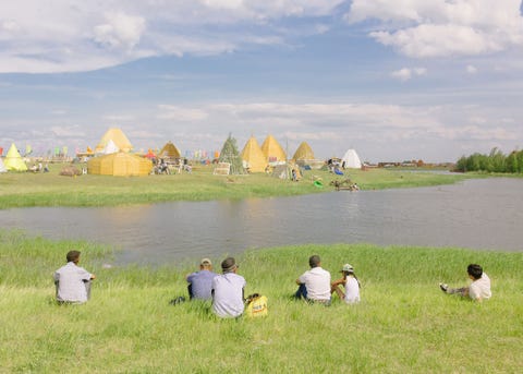 Jakoeten relaxen bij een meertje op het festivalterrein Oes Chatin de alaas rituele weide van Jakoetsk Traditioneel wordt op deze weiden een levenswijze gevierd waarin de geesten van het gebied worden geerd de aarde wordt gerespecteerd en in harmonie met de natuur wordt geleefd zegt Vasiljev