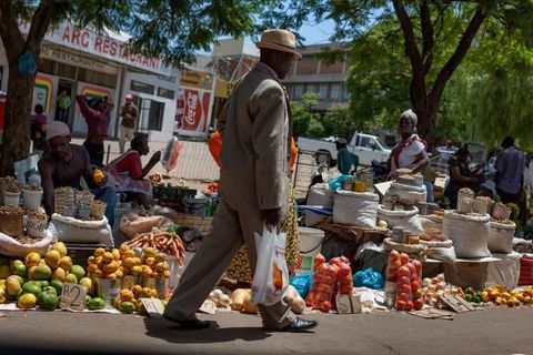 Een drukke straat in Bulawayo schetst een te rooskleurige beeld van de verwoeste economie De meeste Zimbabwanen leven van informele handel of geld dat familieleden in het buitenland ze toesturen