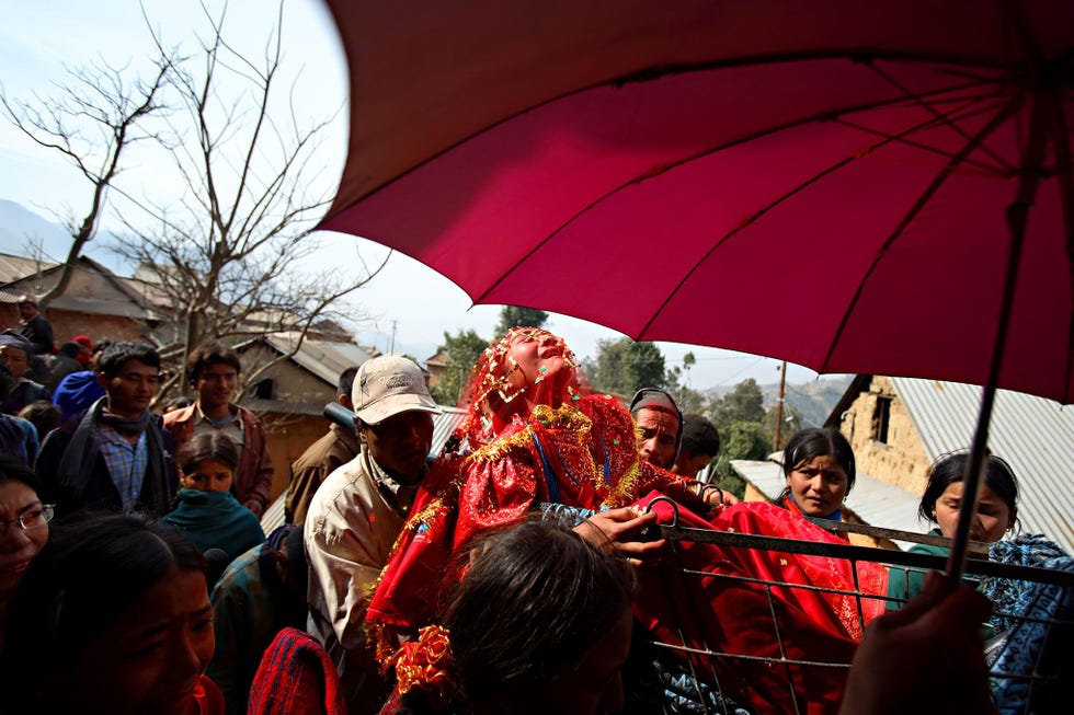 Surita Shreshta Balami 16 jaar schreeuwt uit protest als de bruiloftsprocessie haar naar haar nieuwe huis draagt met Bishal Shresta Blami 15 jaar in het Kagati dorp Kathmandu vallei Nepal in januari 2007 Jong trouwen is een wijdverbreid gebruik in Nepal en het Kagati dorp een Newar gemeenschap staat bekend om hun neiging dit te doen Veel Hindu families geloven dat ze gezegend worden als ze hun dochters laten trouwen voor hun eerste ongesteldheid