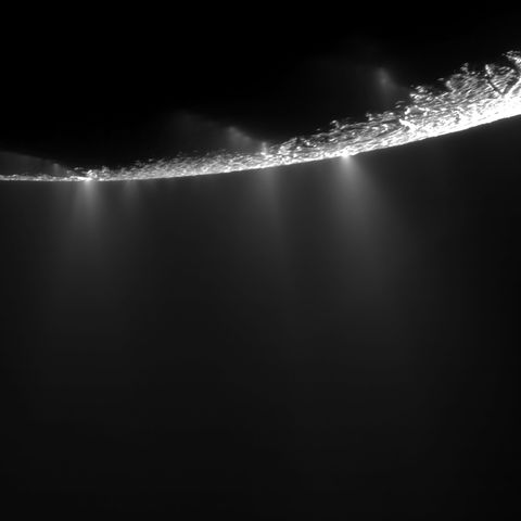 Vanuit spleten nabij de zuidpool van de Saturnusmaan Enceladus rijzen spectaculaire fonteinen van ijsdeeltjes waterdamp en organische bestanddelen op