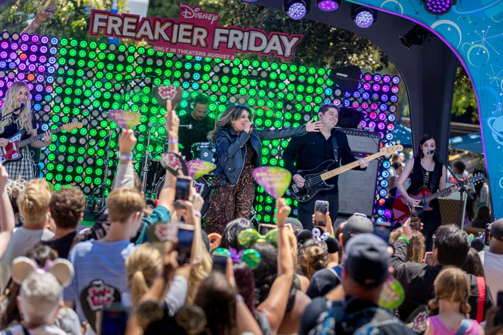 (v.l.n.r.) Christina Vidal, Mitchell und Haley Hudson im Disneyland Resort. Foto von Christian Thompson. © 2025 Disney Enterprise, Inc. Alle Rechte vorbehalten.