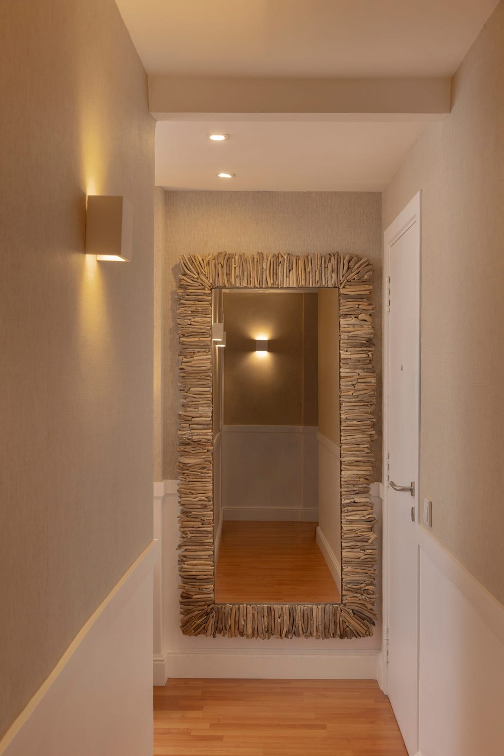 espejo de pared con marco de madera