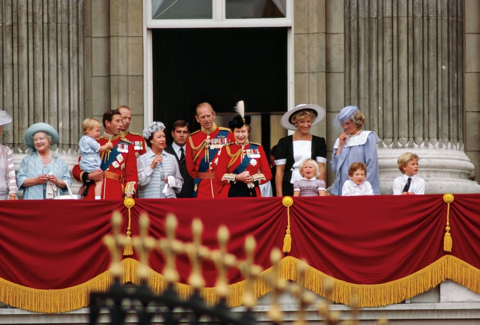 8665 Tijdens het afnemen van de parade Trooping the Colour op de officile verjaardag van de koningin staat de koninklijke familie op het balkon van Buckingham Palace Elizabeth II staat naast haar man prins Philip en haar zoon kroonprins Charles die het uniform van de Welsh Guards en koninklijke onderscheidingen dragen Ze worden vergezeld van andere leden van de koninklijke familie onder wie de koninginmoeder prins William of Wales op de arm bij zijn vader prins Charles prinses Margaret de zuster van de koningin prins Andrew in een donker pak staande in de deuropening Michael Duchess of Kent die naast Diana Princess of Wales staat en drie onbekende kinderen