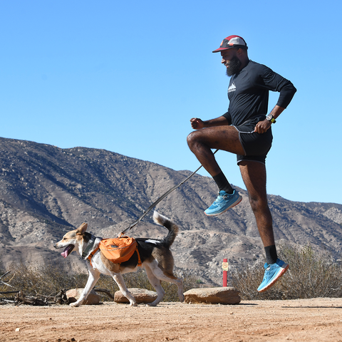 un hombre corriendo con un perro