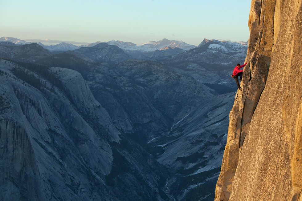 Andere klimmers noemen hem Alex No Big Deal Honnold vanwege zijn bescheiden kijk op zijn prestaties zoals deze vrije soloklim op de Half Dome in het Yosemitepark