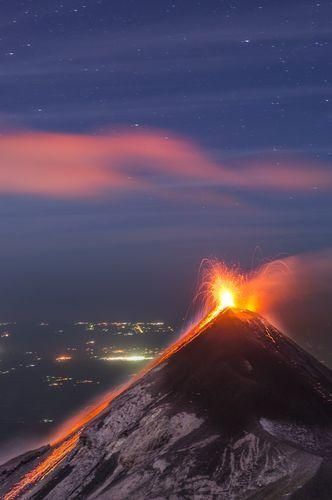 De prachtige grillen van de natuur aanschouwen door een actieve vulkaan van heel dichtbij tot vanaf een andere bergtop bekijken is iets dat je wil vaker dan een keer wil ervaren Om het brullen van de Aarde te horen is een unieke sensatie die soms angstaanjagend is en soms adrenaline geeft Hier zie je een van de meest actieve vulkanen ter wereld Fuego van de bergtop van zijn vulkaanbroer Acatenango