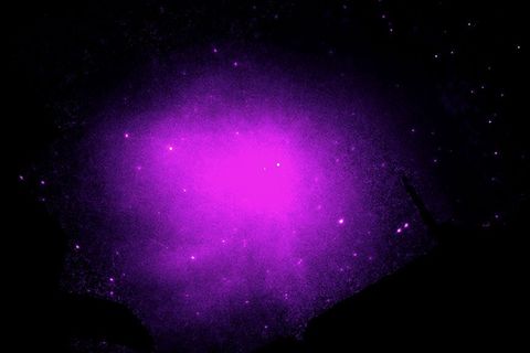 Deze roze klodder is geen stuk kauwgum maar de reusachtige Comacluster van sterrenstelsels Uit nieuwe gegevens van de NASArntgentelescoop Chandra blijkt dat het hete gas van de cluster in tegenstelling tot kauwgum niet erg plakkerig is De resultaten werden op 17 juni gepubliceerd in het tijdschrift Nature Astronomy