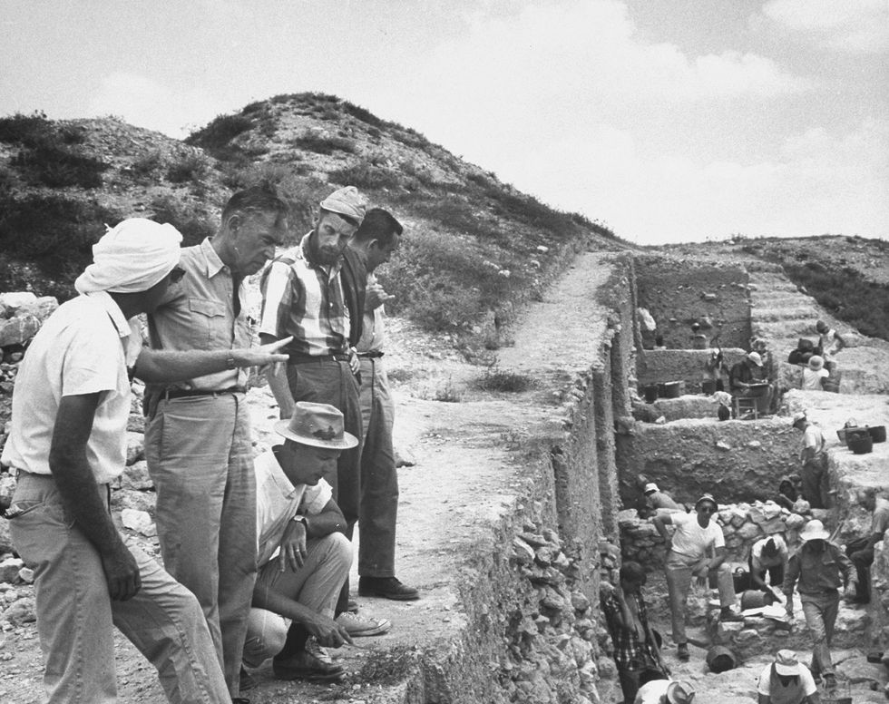 Archeoloog Nelson Glueck tweede van links geloofde dat hij de mijnen van koning Salomon had gevonden in de koperrijke vallei Wadi Araba