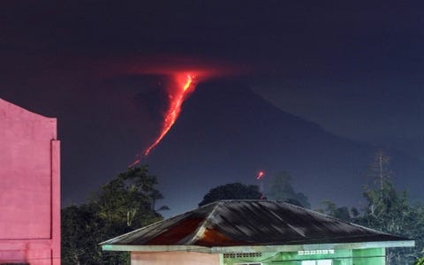 https://www.nationalgeographic.com/content/dam/science/2019/09/23/earth_action/07_eruption_gettyimages-904240182.jpg In deze foto die in 2018 in Karo in het noorden van Sumatra is genomen stroomt lava van de helling van de vulkaan Sinabung Hoewel dit soort uitbarstingen om talloze redenen gevaarlijk kunnen zijn heeft het uitvloeiende gesteente dat rijk is aan voedingsstoffen grote gebieden met nieuwe en vruchtbare bodem bedekt en veel boeren ertoe verleid om zich hier te vestigen