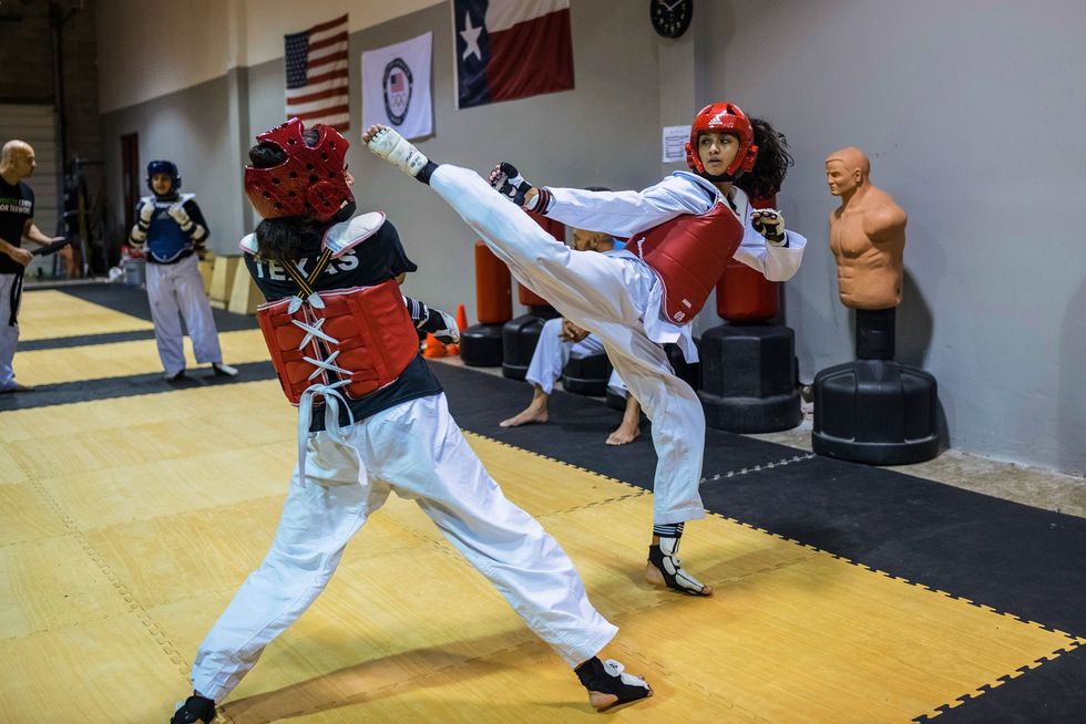 Moslimzusjes met een zwarte band in taekwondo trainen en sparren in Katy bij Houston in de Amerikaanse staat Texas