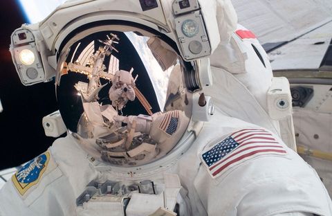Astronaut Mike Fossum nam deze selfie tijdens een ruimtewandeling buiten het ISS Zijn reflectie het ruimtestation en de aarde zijn allemaal te zien in het vizier van collegaastronaut Ron Garan