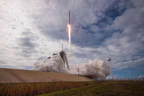 Toen SpaceX eenmaal had laten zien dat het goed was in het bergen van herbruikbare raketonderdelen nam de onderneming de volgende stap het lanceren van een ruimtevaartuig dat al eerder had gevlogen Op 30 maart 2017 werd een Falcon 9raket krachtig genoeg om satellieten in een baan rond de aarde te brengen het eerste lanceervoertuig dat met succes werd hergebruikt