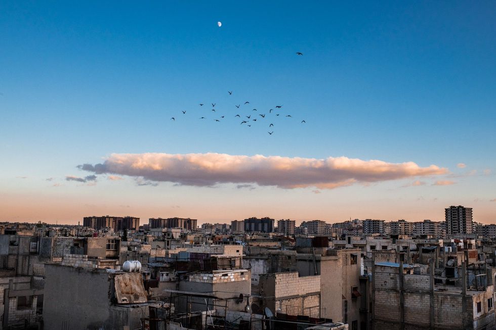 Vogels vliegen over de nu uitgestorven wijk Baba Amr in Homs dat in de eerste jaren van de Syrische burgeroorlog onophoudelijk vanuit de lucht en door artillerie werd bestookt Ooit woonden hier 30000 mensen maar tegen het einde van 2017 waren er niet meer dan 450 families teruggekeerd