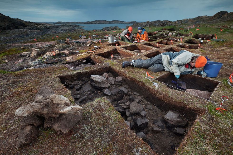 Archeologe Patricia Sutherland in oranje jack en haar team aan het werk in de Tanfieldvallei op Baffineiland waar ze denken een voorpost van de Vikingen te hebben gevonden